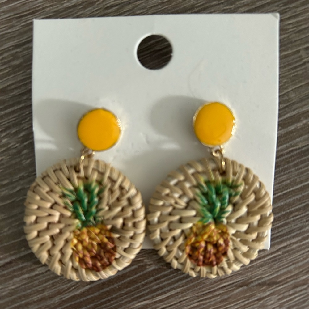 🍄NEW wicker hand painted pineapple dangly earrings - artisan painted in Hawaii!